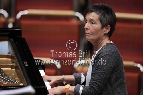 Portugiesische Pianistin Maria João Pires begleitet das Budapest Festival Orchestra unter der Leitung des ungarischen Dirigenten Iván Fischer in der Philharmonie Köln (&copy; Thomas Brill)